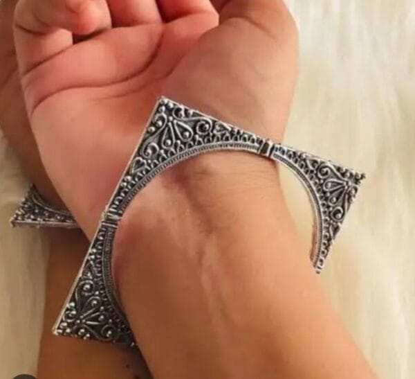 German-Silver-Kada-Pair-Bangles-Model
