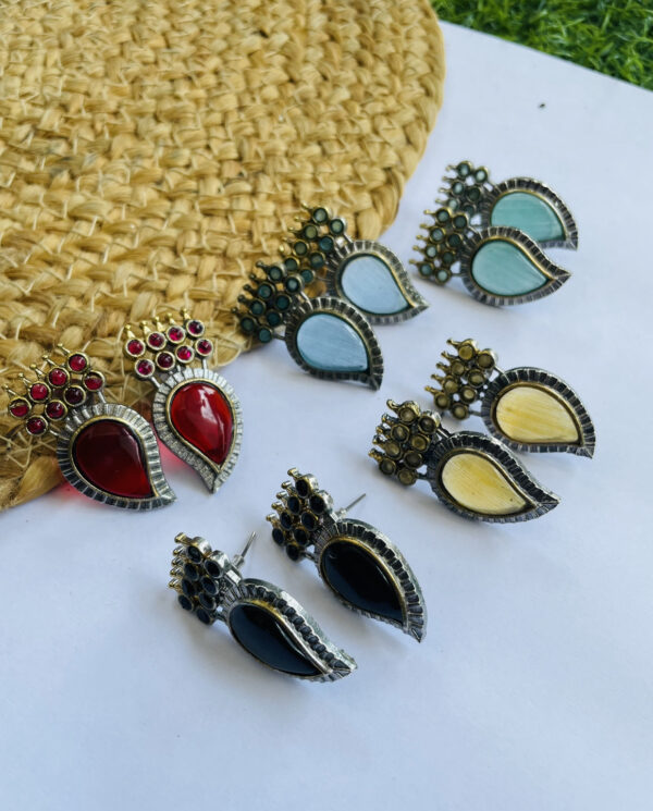 brass-replica-monalisa-stone-earrings-2