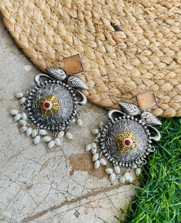 brass-replica-monalisa-stone-earrings-peach