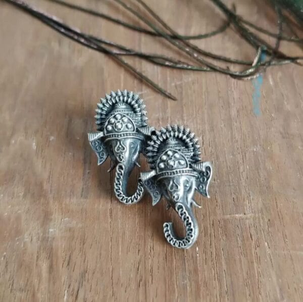 brass-silver-replica-ganesh-shape-earring