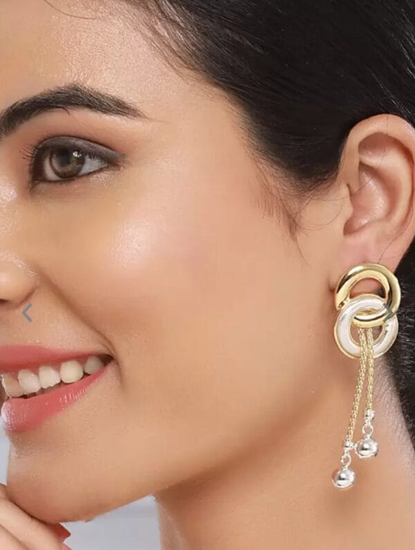 dual-tone-anti-tarnish-earring-model