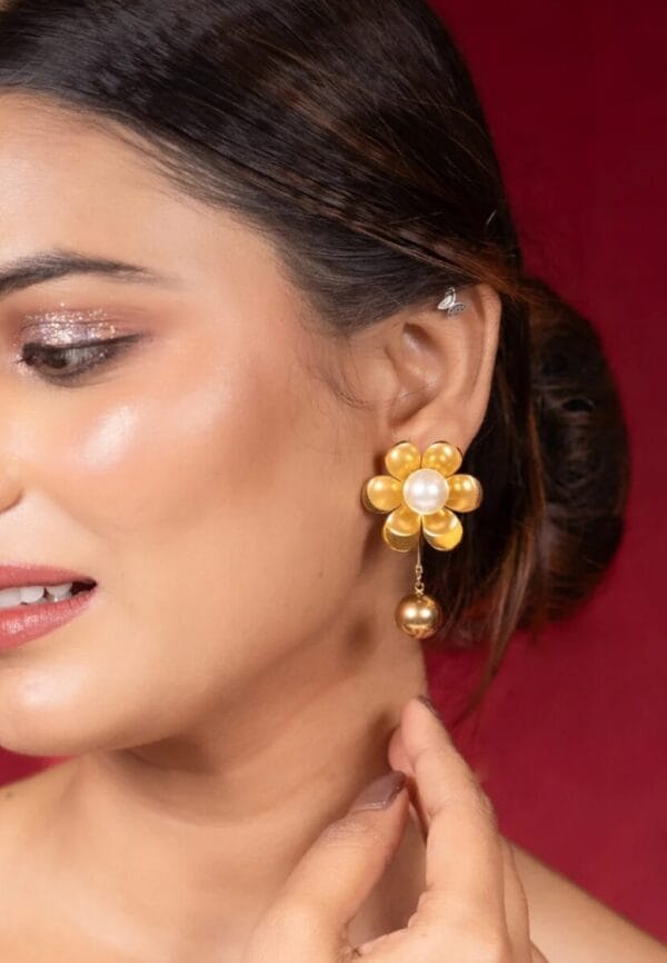 golden-anti-tarnish-flower-shape-earrings-2-model