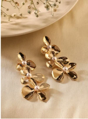 golden-anti-tarnish-flower-shape-earrings