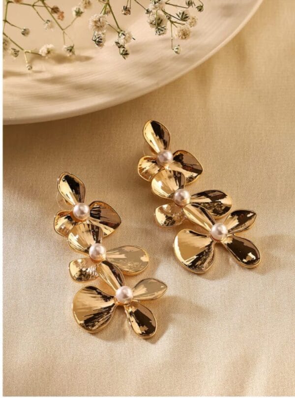golden-anti-tarnish-flower-shape-earrings
