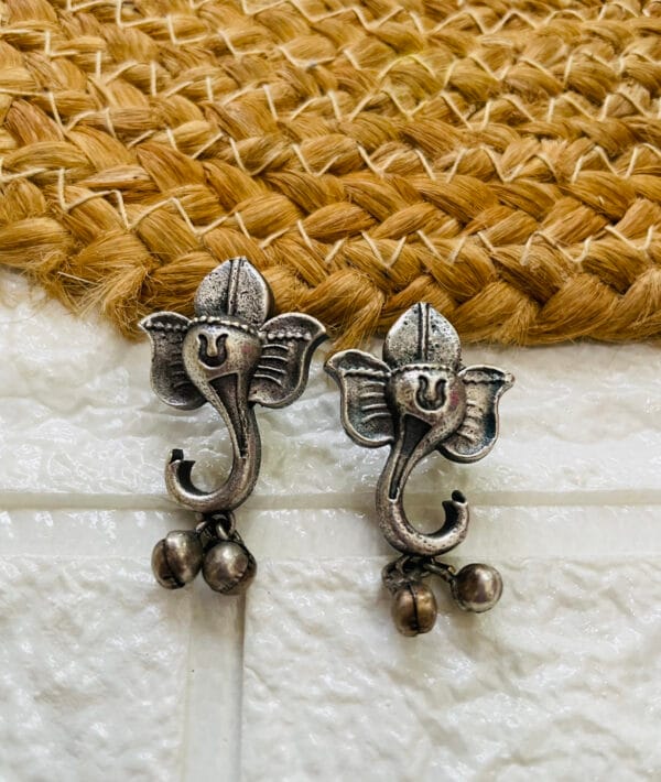 brass-silver-replica-ganesh-shape-earring-2