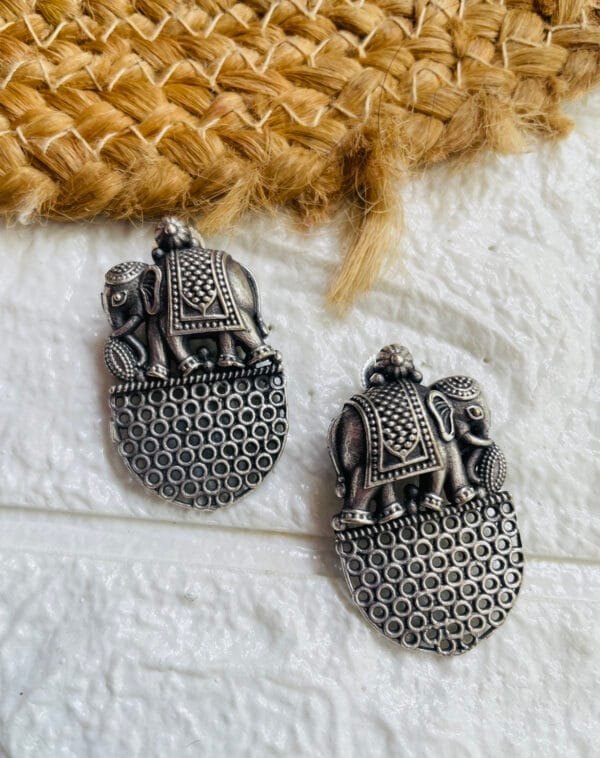 brass-silver-replica-elephant-shape-earring-3