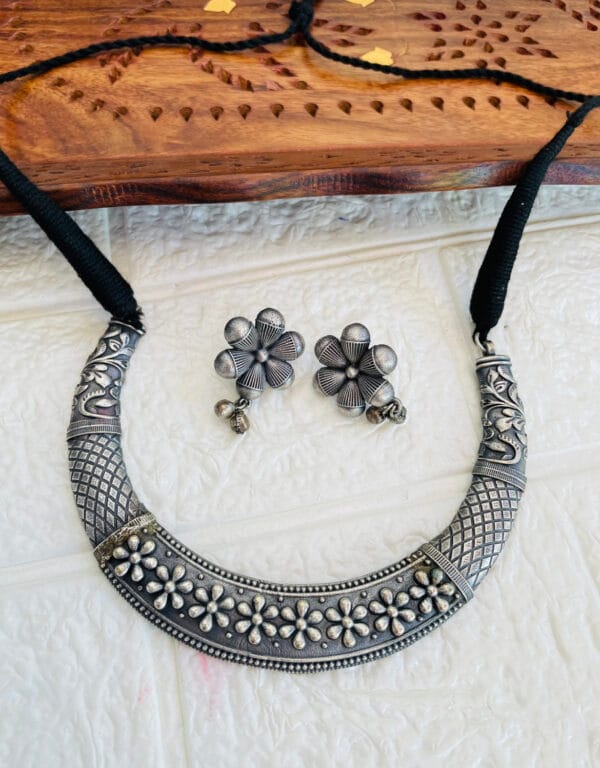 brass-silver-replica-necklace-set-with-earrings-11
