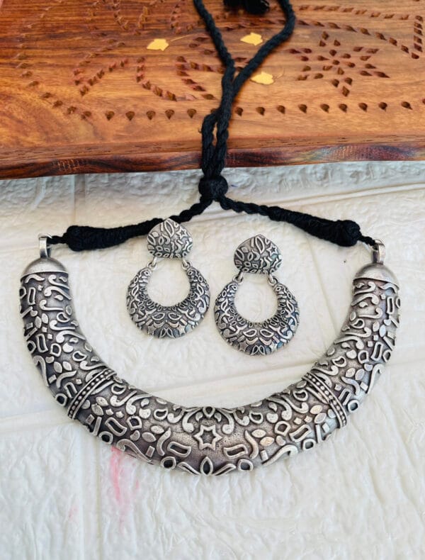 brass-silver-replica-necklace-set-with-earrings-14