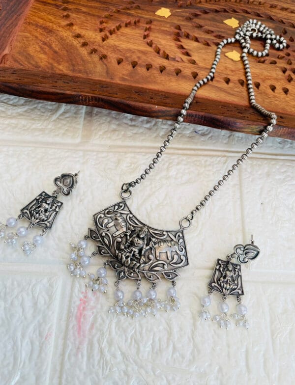 brass-silver-replica-necklace-set-with-earrings-9